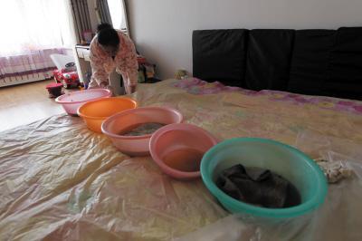 龙江楼上漏水，住户失联，小区没物管，业主维权难！律师来支招……